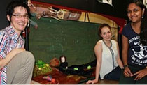 Noch ist alles in Arbeit: Jutta Hilgers (links) bereitet mit Schülerinnen der Gesamtschule Schinkel das Marionetten-Theaterstück „Moorgeist Tobein“ vor. Foto: Bohnenkamp-Stiftung