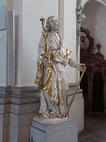 Johannes Johannes misst den Tempel; rechter Hand der Maßstab. Linke Hand die Lilie. Aus dem DOM St. Gallen Schweiz.