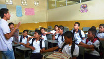 Estudiantes de la Unidad Educativa Aníbal San Andrés escuchan una clase de periodismo. Jaramijó, Ecuador.