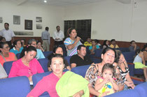 Vecinos de diferentes barrios acuden al Palacio Municipal para expresar sus inquietudes al Alcalde del Cantón. Manta, Ecuador.