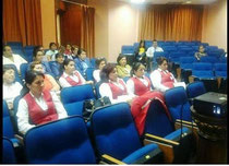 Empleados de la Administración Pública provincial de Manabí, Ecuador, se instruyen sobre el cáncer en la Gobernación de la Provincia.