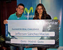 Jefferson Sánchez, ganador Movistar Real Challenge, y Anita Balanzátegui, jefa de Patrocinios de Movistar.