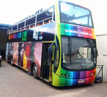 Autobús de promoción turística ecuatoriana en una calle de Brasilia.