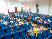 Pobladores de Jaramijó (Ecuador) reunidos en el auditorio municipal para presenciar la rendición de cuentas de la alcaldesa Patricia Moncayo en el año 2013.