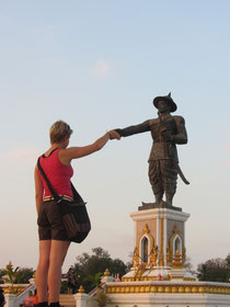 Statue des ehemaligen Koenigs Anuvong Chao Anou am Mekong in Vientiane