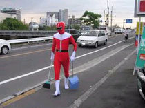 画像:ゴミひろいも大事な任務?