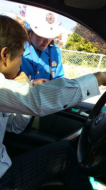 画像:大好きな警察官と談笑する土子様(仮名)も、現役ヤンキーの一人です