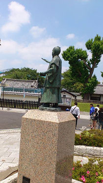 画像:弘道館をさす斉昭公