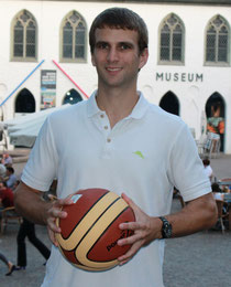 Christian Bengtsson mit Basketball in der Altstadt von Attendorn