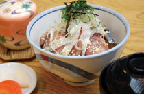 自慢の一品「銚子醤油の漬けさば丼」