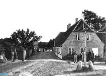 Hjørnet af Ny Adelgade og Møllevej i Assens ca. 1868. Fra før Bryggeriet Vestfyen og møllen blev bygget. Men fra dengang traktørstedet Thors Hal eksisterede. 