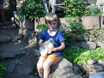 Sydney mit seinem Seidenhuhn