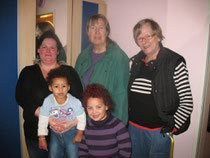 Emily*, Lia* mit ihrer Mutter und unserer Frau Elbers + Frau Herber