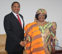 Saludo entre Kikwete y Banda. ©The Maravi Post