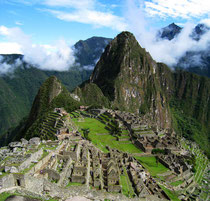 Indígenas aislados comparten el mismo Valle sagrado que Machu Picchu, al que visitan más de un millón de turistas cada año. © Survival