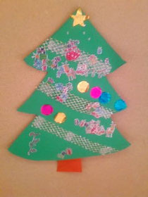 Children decorated the Chrismas tree with ornament stickers.