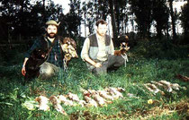 Foto: Peter Gaspers und ich nach einer erfolgreichen Jagd - die Strecke von nur 2 Beizvögeln