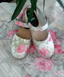Schwedenclogs aus Holz mit Rosenmuster