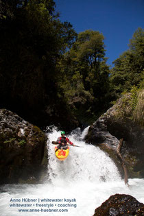 Paddeln am Rio Palguin beim Chile Kajak-Trip mit Anne Huebner