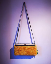 Bolso de mano / bombonera, de la colección "MUSTARD-REFLECTIONS"