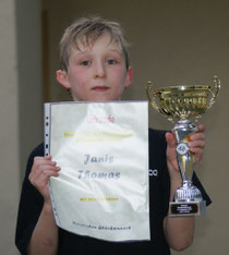 Janis präsentiert seinen Pokal