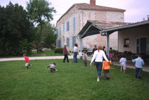 devant la grande maison et la cantine