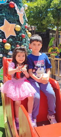 Llegamos a San Benito en el 2019, mi hijo Camilo ingresaba a medio mayor y egreso en 2021 de kinder. Nos sentimos parte de la familia San Benito, las educadoras son todas excelentes ,muy buenas personas. Está de más decir que cada vez que voy me preguntan todas las tías por el y eso para una cómo mamá es maravilloso. El tiempo de pandemia , las tías se la jugaron mil por los niños. Y Camilo formó lazos de amistad que aún están presentes. Este año mi pequeña Elena ingreso a la escuelita, desde que estaba en la guatita dije que debía ir ahí jiji por su buen trato, profesionalismo, el cariño y dedicación que dan a cada niño es impagable. Gracias por todo a las tías, por enseñar con vocación.