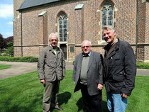 Freuen sich auf den ZDF-Fernsehgottesdienst an der Antonius-Kapelle (v.l.): Josef Schültingkemper, Pfarrer Udo Diepenbrock und Franz-Josef Menker. Das kleine Bild zeigt Pfarrer Karl Wensink, der die Predigt hält. Fotos: Jürgen Schroer