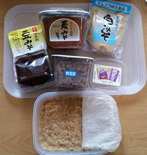 豆味噌、麦味噌、白味噌、黒豆味噌(宮崎県産)、手前のタッパーに入っているのが「すみや農園」さんが農薬を使わず育てた「さといらず」と買っておいた玄米麹でつくり中の手前味噌