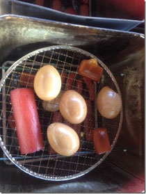 燻製完成後の写真で、食材が燻されて茶色に変色しています。
