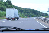 流入車の動きにも注意