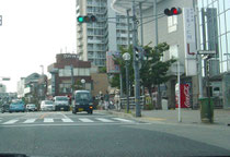 右折は対向車が途切れてからゆっくりと