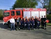 Foto: Jörg Weil (4. v. li.), Jugendwart der Jugendfeuerwehr Buxtehude-Altstadt, begrüßt den SJR-Vorsitzenden Achim Biesenbach (1. v. li.) bei seiner Jugendgruppe