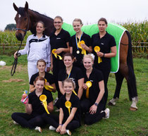 Horneburg 2013: v. l. 1. Reihe: Lea Rüsch, Nele Albrand. 2. Reihe: Sophie Rieger, Annika Griebel, Elena Kornowski. 3. Reihe Katharina Jothe, Johanna Hinz, Lena Beckmann, Lina Krause mit dem Pferd Sir Balou