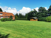 Spielwiese mit Blockhaus 