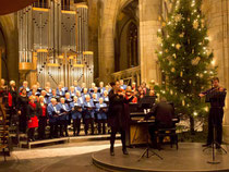 Musizieren in der Runde – im Weihnachtskonzert hebt das die Stimmung aller Beteiligten (hier im Weseler Dom). Foto: Bomans