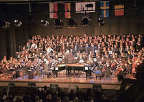 160 Aktive standen beim Abschlusskonzert des Comenius-Projekts in der Erkelenzer Stadthalle auf der Bühne. Am Ende klatschten die begeisterten Zuhörer stehend Beifall. Foto: Renate Resch-Rüffer