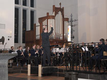 Der Städtische Musikvereins Erkelenz spielte mit dem neuen Dirigenten Tobias Liedtke das Adventskonzert in St. Lambertus. Foto: Renate Resch-Rüffer