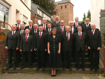 Die Mitglieder des Städtischen Männergesangvereins mit ihrer Chorleiterin Gabriele Köhler freuen sich auf das Fest am nächsten Wochenende. Foto: KN