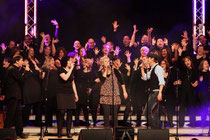 Die Solisten Martin Berger und Elisa Weidemann (rejoiSing) sowie Natascha Wenrich und Norbert Winzen(beide "beets'n'berries" beim gemeinsamen Auftritt mit dem Chor.
