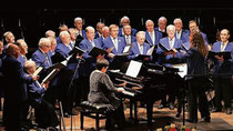 Der Aker-Wirth-Werkschor bekam für sein Konzert in der Stadthalle am Franziskanerplatz stehende Ovationen der 400 Zuhörer. Er war mit der Bergkapelle "Sophia-Jacoba" aus Hückelhoven aufgetreten. FOTO: JÜRGEN LAASER