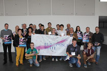 Erkelenzer Akteure, Organisatoren und Förderer des europaweiten Musikprojekts werben im Stadthallenfoyer für die CD vom Schlusskonzert. Foto: Uwe Heldens