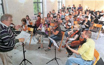 Norbert Brendt bei einer gemeinsamen Probe mit Collegium Musicum und Cornelius-Burgh-Chor RP-FOTO: LAASER(ARCHIV)