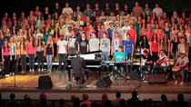 Erkelenz: 260 Musiker auf eine Bühne gebracht Der 160 Stimmen starke Oberstufenchor des Cusanus-Gymnasiums trat unter der Leitung von Michael Forg (Flügel) am Donnerstagabend in der Stadthalle auf. FOTO: Jürgen Laaser