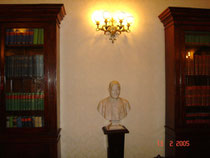 Sala riunioni-Biblioteca- Particolare: Busto marmoreo di antenato. Busto