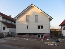 Ungefilterter Blick aufs Haus mit eingebautem Kellerfenster