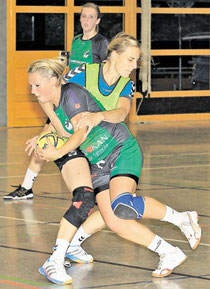 Kein Durchkommen: Die Altwarmbüchenerin Julia Nustede (vorne) hat es am Kreis mit Heidmarks Sonja Wortmann zu tun.