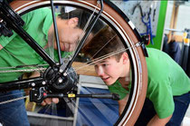Reparatur beim Dreirad