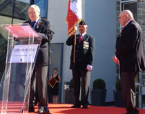 Jules Périer vient de recevoit la Légion d'Honneur des mains de M.Verdier, ancien maire de Granville, à droite