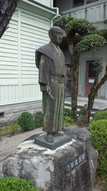 山田方谷銅像(高梁市郷土歴史館前)